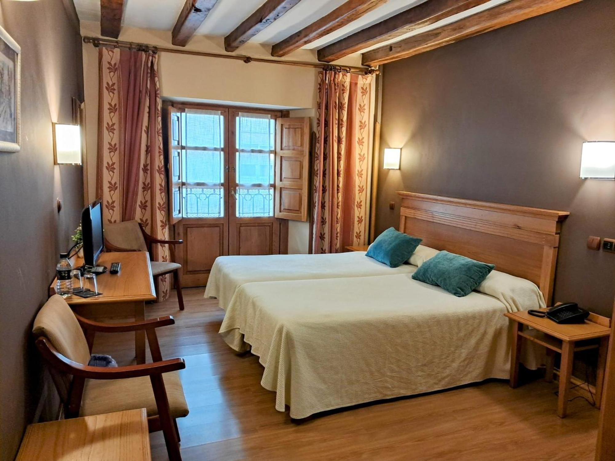 Hotel San Roque เรย์โนซา ภายนอก รูปภาพ